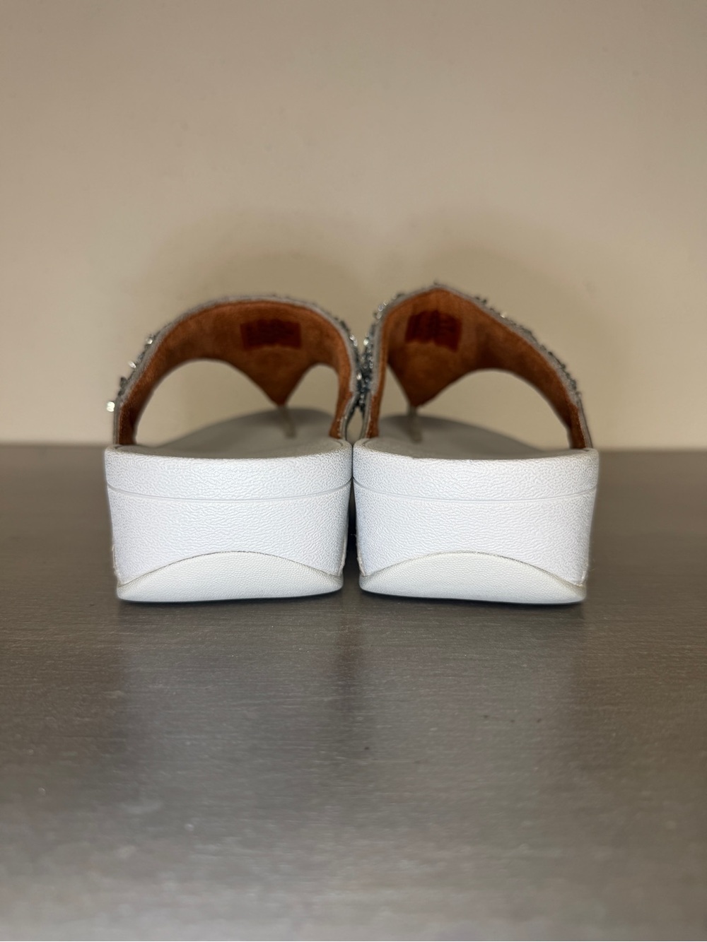 FitFlop Fleur Silver/Pewter Flower Comfort Wedge Flip Flop Thong Sandals US 8 - Picture 7 of 9
